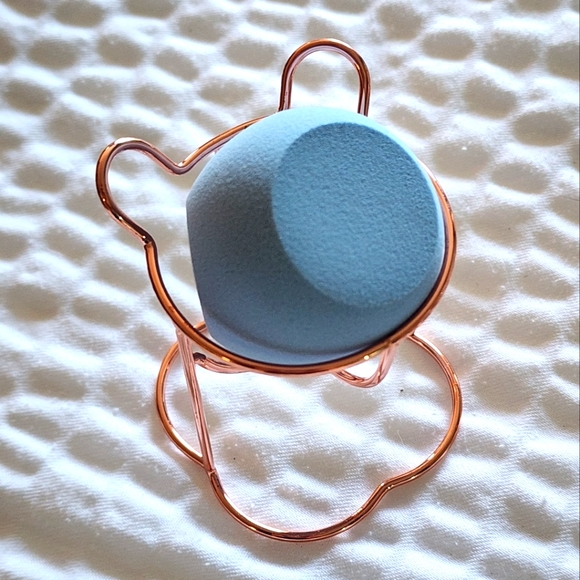 Beauty Blender Stand to keep Blender Safe from Germs and Dirt - Picture 2 of 2